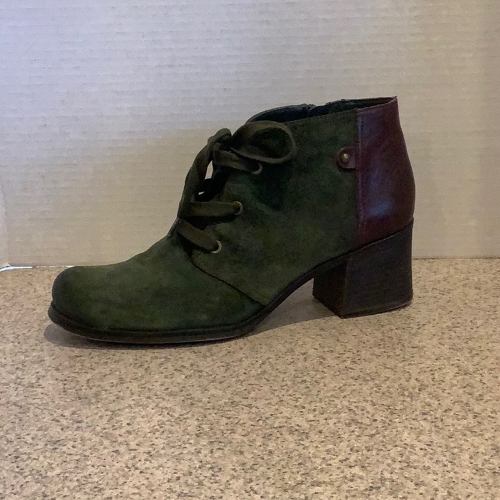 Naturalizer olive suede bootie 9.5M